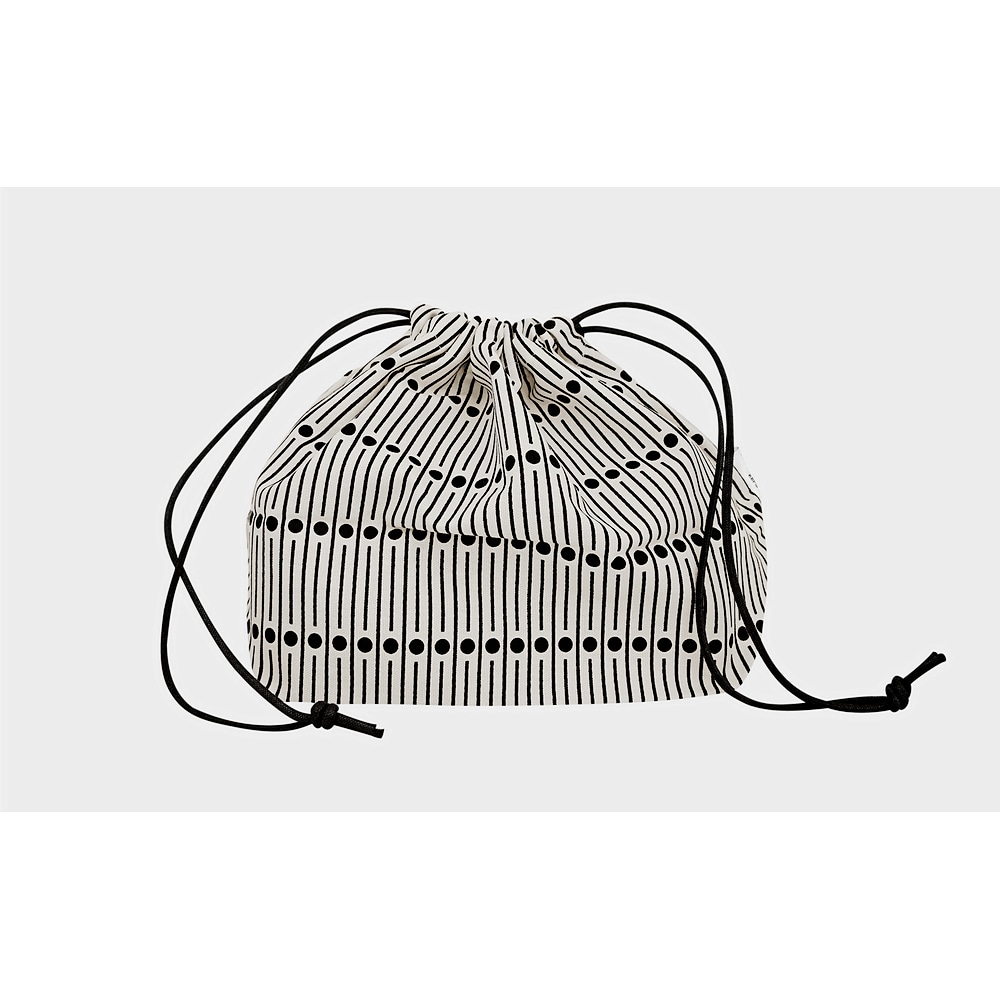 Miller Black Plump Storage bag mit schwarz-weissem Muster und schwarzen Trageriemen.